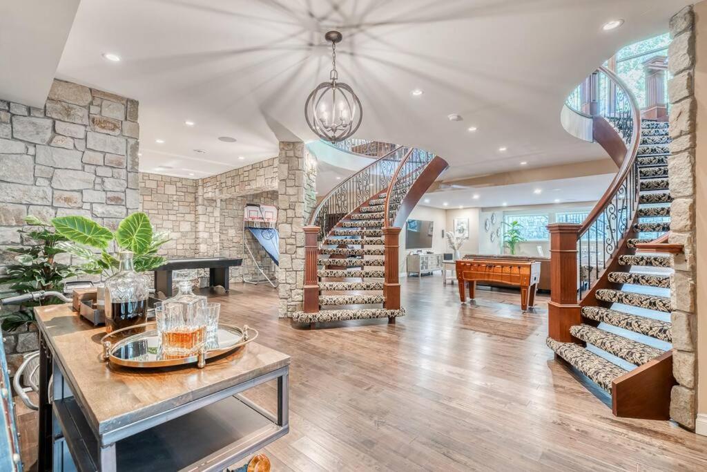 French Chateau W/Swim Spa & Theatre: 11,700 Sqft Calgary Luaran gambar