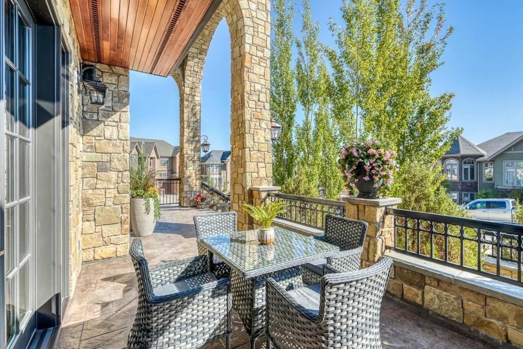 French Chateau W/Swim Spa & Theatre: 11,700 Sqft Calgary Luaran gambar