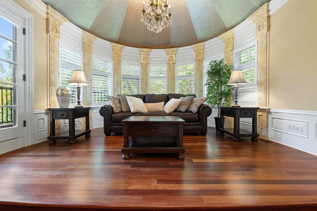French Chateau W/Swim Spa & Theatre: 11,700 Sqft Calgary Luaran gambar