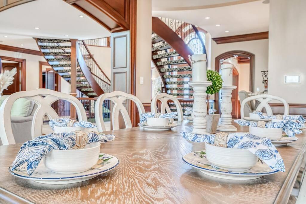 French Chateau W/Swim Spa & Theatre: 11,700 Sqft Calgary Luaran gambar
