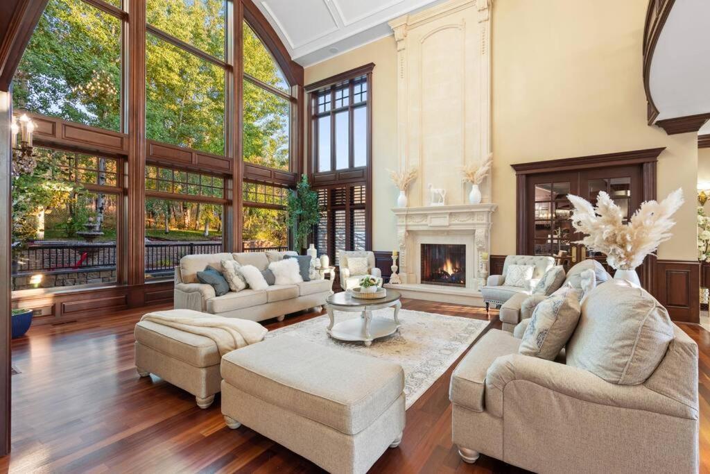 French Chateau W/Swim Spa & Theatre: 11,700 Sqft Calgary Luaran gambar