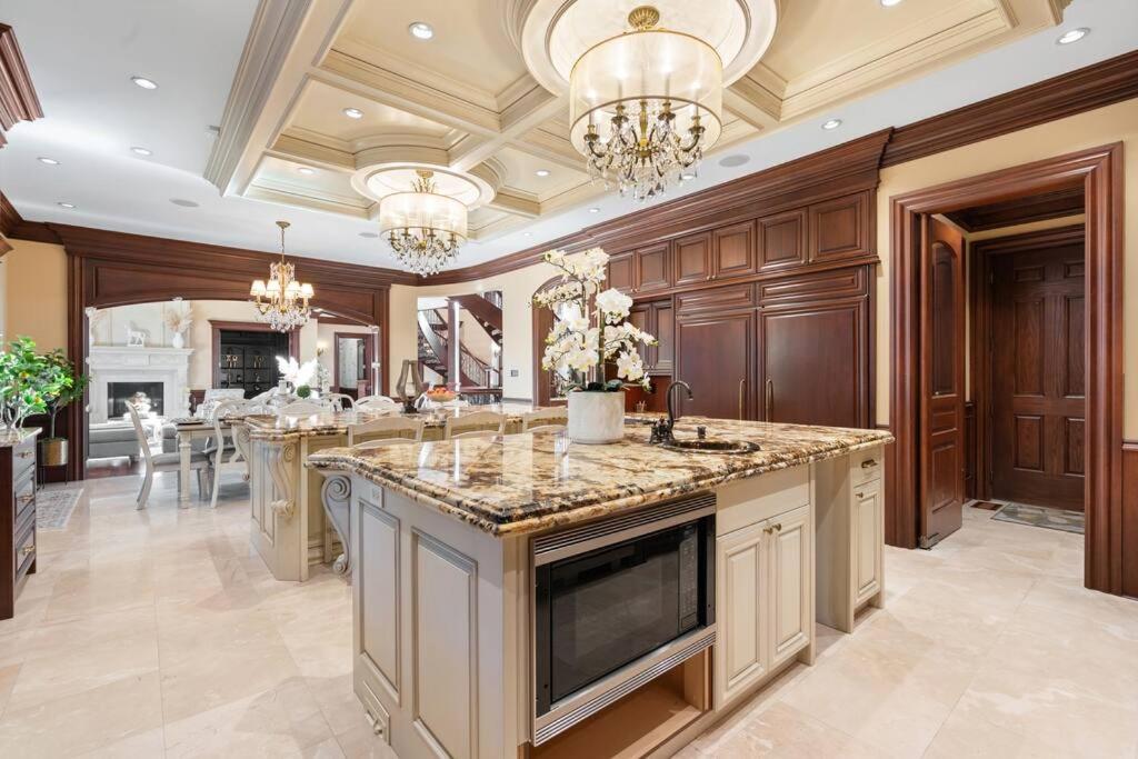 French Chateau W/Swim Spa & Theatre: 11,700 Sqft Calgary Luaran gambar