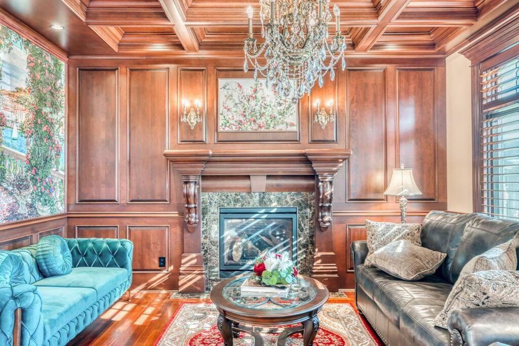 French Chateau W/Swim Spa & Theatre: 11,700 Sqft Calgary Luaran gambar