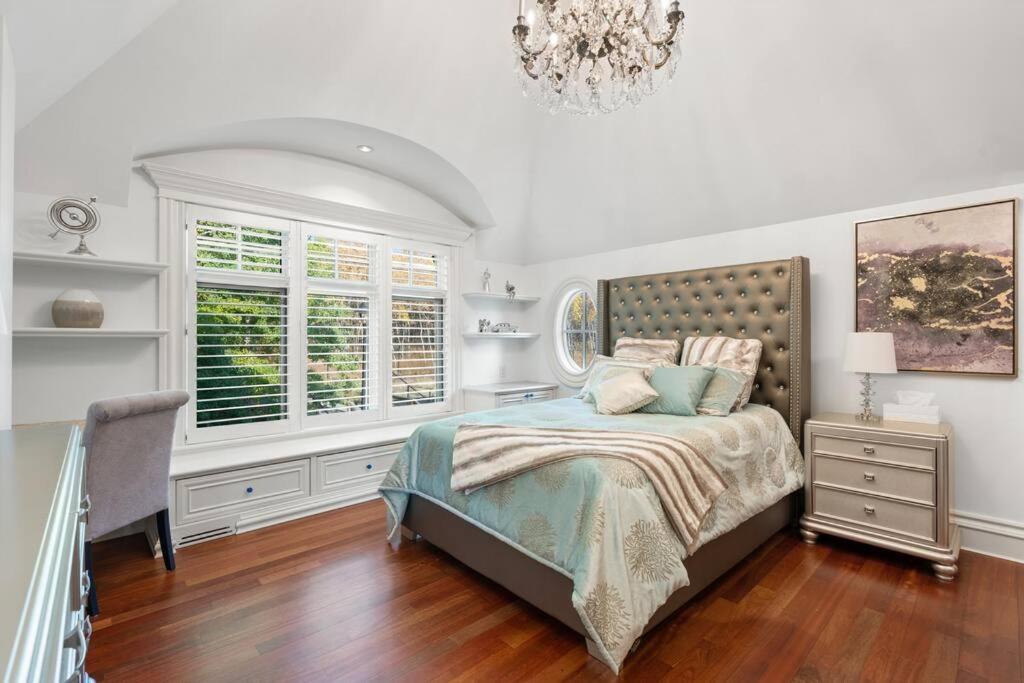 French Chateau W/Swim Spa & Theatre: 11,700 Sqft Calgary Luaran gambar