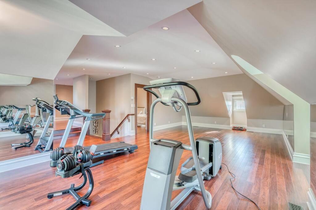 French Chateau W/Swim Spa & Theatre: 11,700 Sqft Calgary Luaran gambar