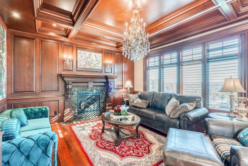 French Chateau W/Swim Spa & Theatre: 11,700 Sqft Calgary Luaran gambar
