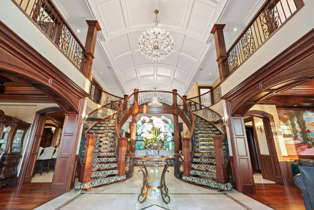French Chateau W/Swim Spa & Theatre: 11,700 Sqft Calgary Luaran gambar