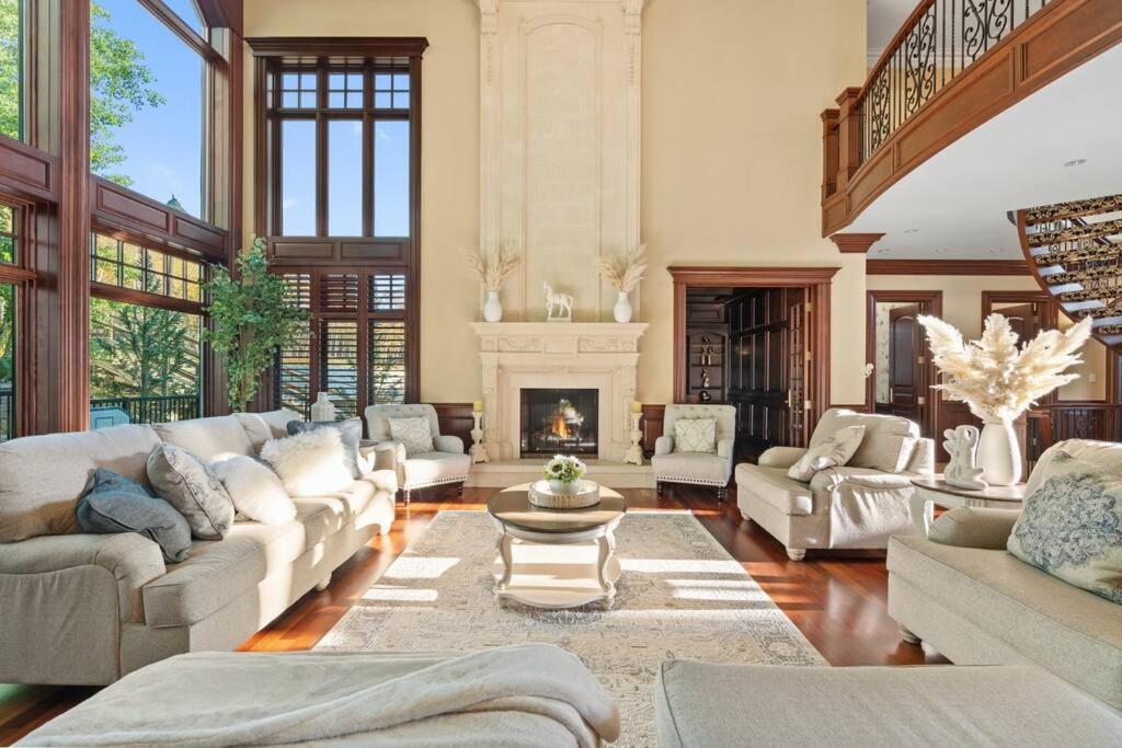 French Chateau W/Swim Spa & Theatre: 11,700 Sqft Calgary Luaran gambar