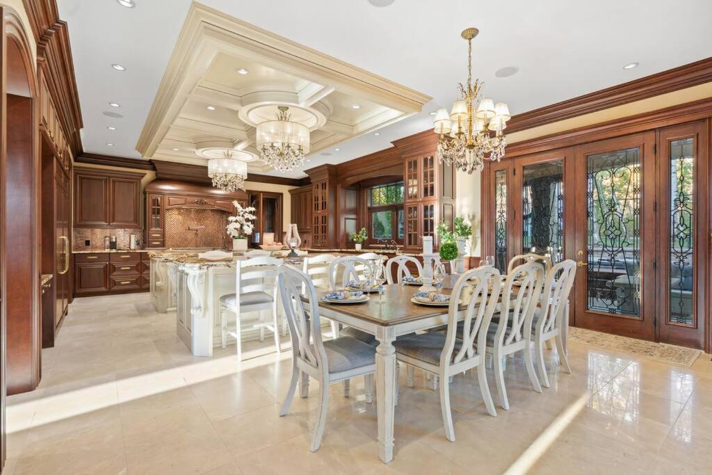 French Chateau W/Swim Spa & Theatre: 11,700 Sqft Calgary Luaran gambar