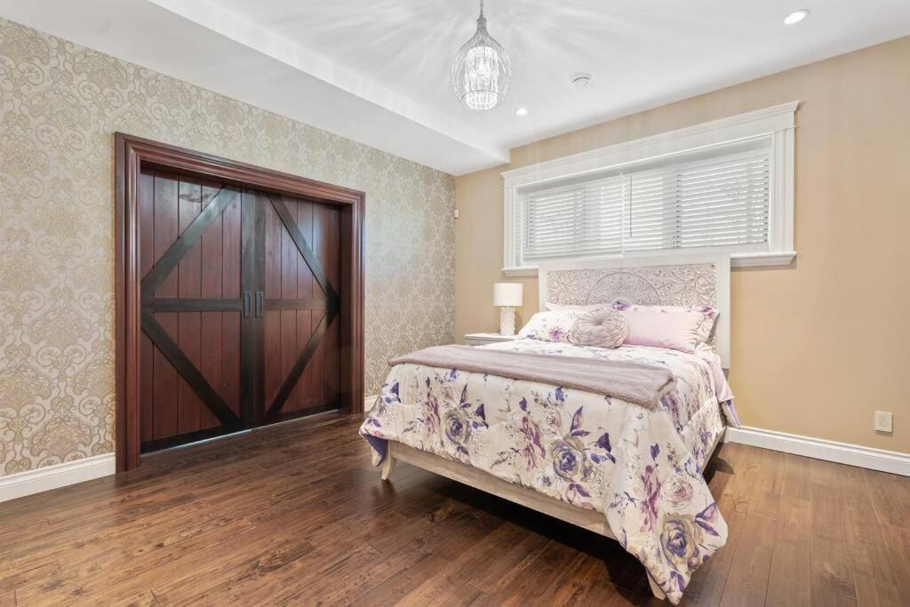 French Chateau W/Swim Spa & Theatre: 11,700 Sqft Calgary Luaran gambar