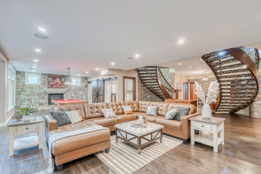 French Chateau W/Swim Spa & Theatre: 11,700 Sqft Calgary Luaran gambar