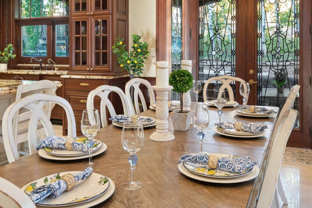 French Chateau W/Swim Spa & Theatre: 11,700 Sqft Calgary Luaran gambar