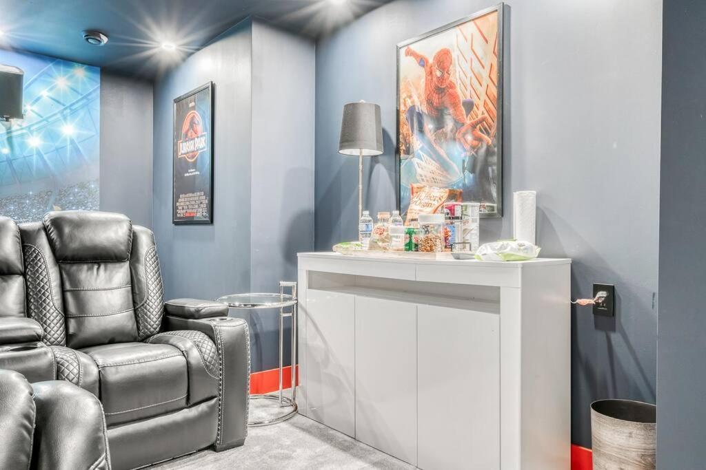 French Chateau W/Swim Spa & Theatre: 11,700 Sqft Calgary Luaran gambar