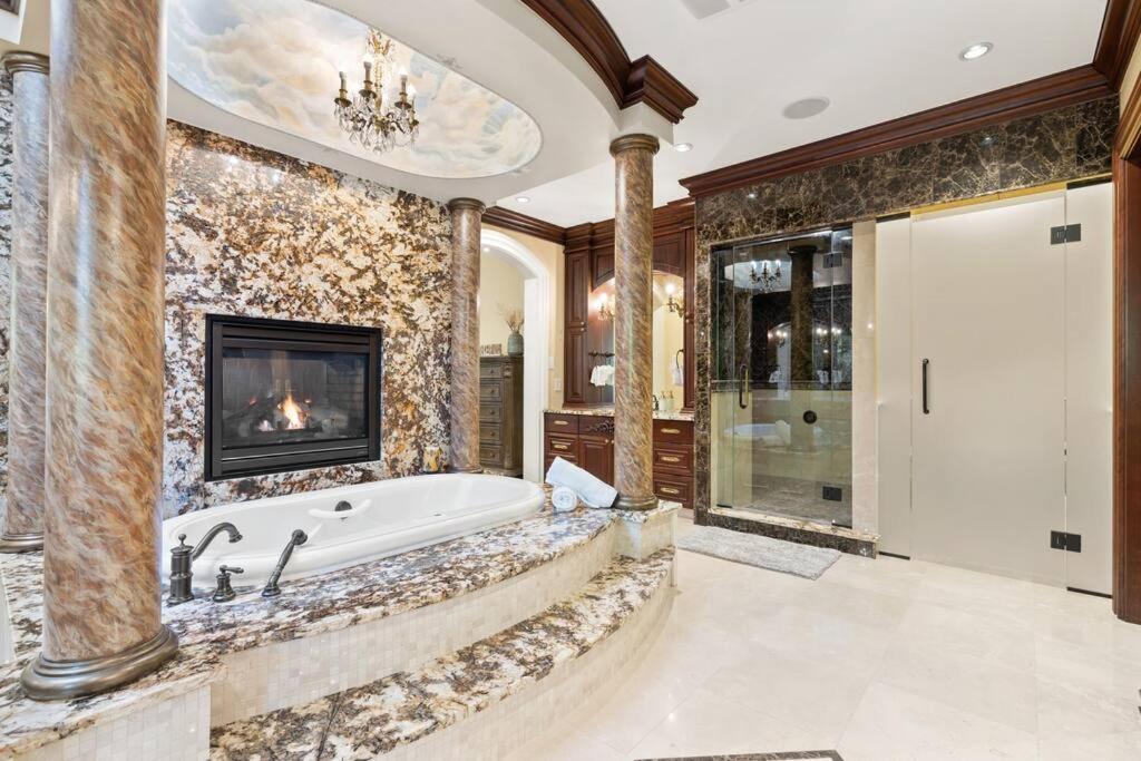 French Chateau W/Swim Spa & Theatre: 11,700 Sqft Calgary Luaran gambar