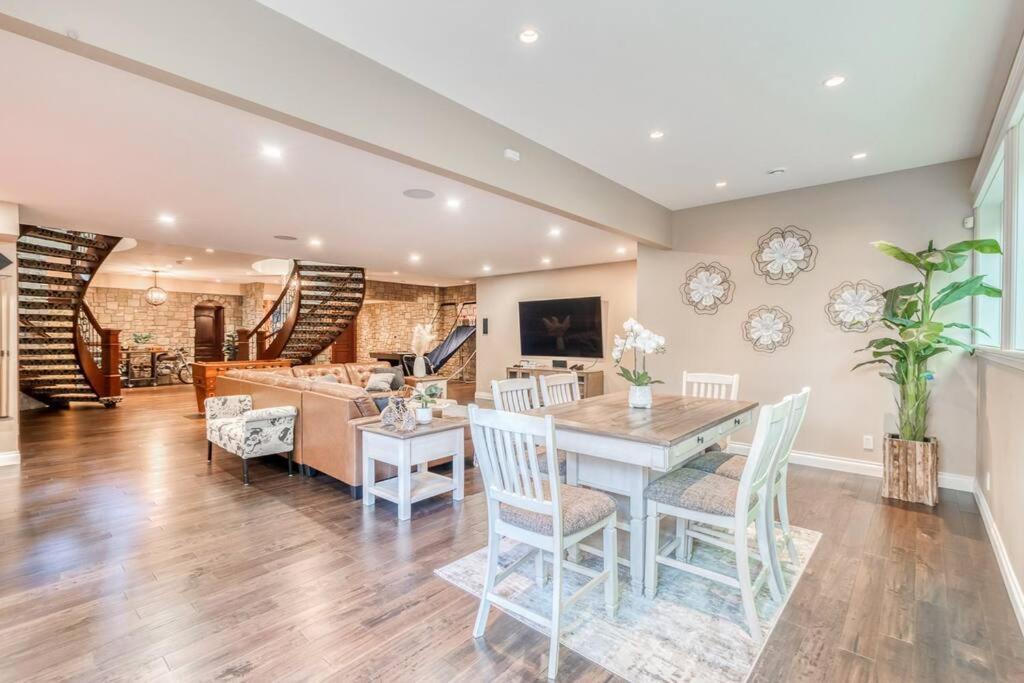 French Chateau W/Swim Spa & Theatre: 11,700 Sqft Calgary Luaran gambar