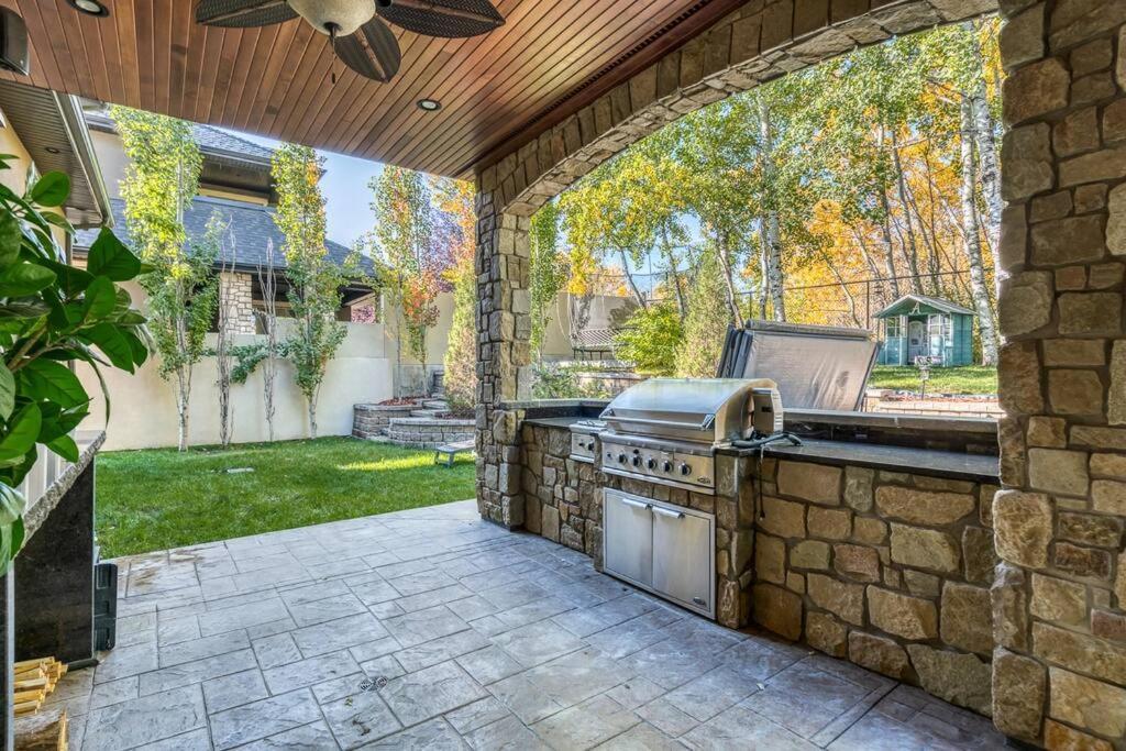 French Chateau W/Swim Spa & Theatre: 11,700 Sqft Calgary Luaran gambar