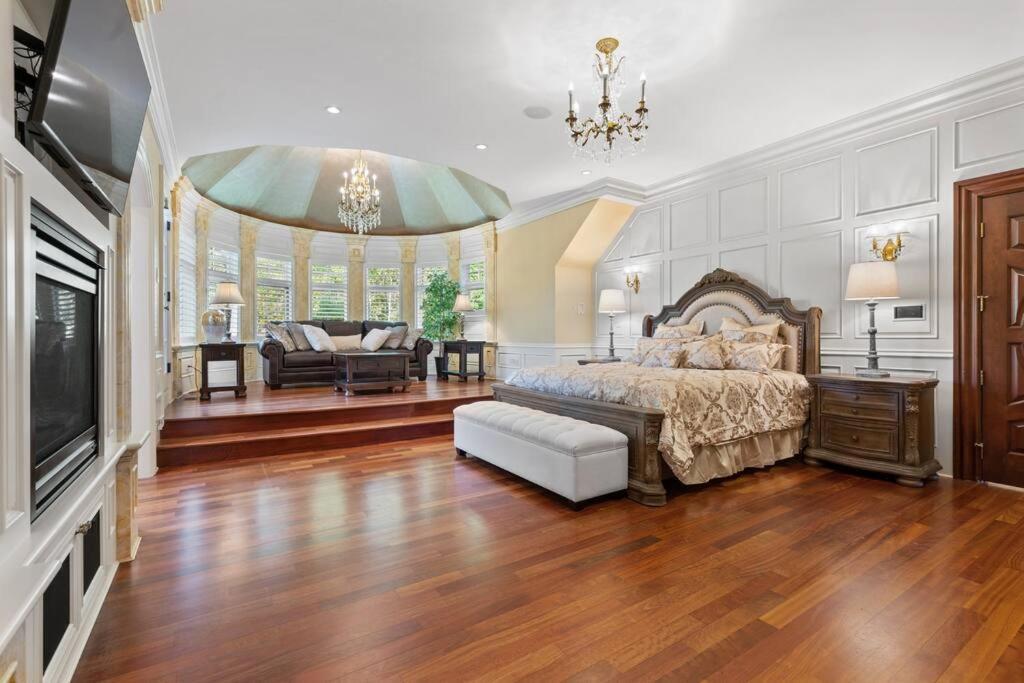 French Chateau W/Swim Spa & Theatre: 11,700 Sqft Calgary Luaran gambar