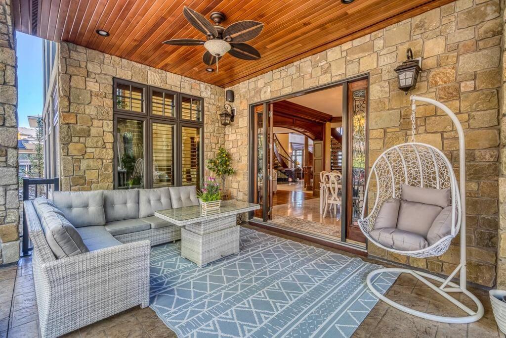French Chateau W/Swim Spa & Theatre: 11,700 Sqft Calgary Luaran gambar