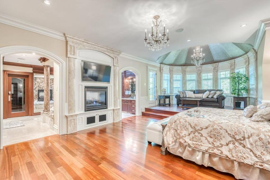 French Chateau W/Swim Spa & Theatre: 11,700 Sqft Calgary Luaran gambar