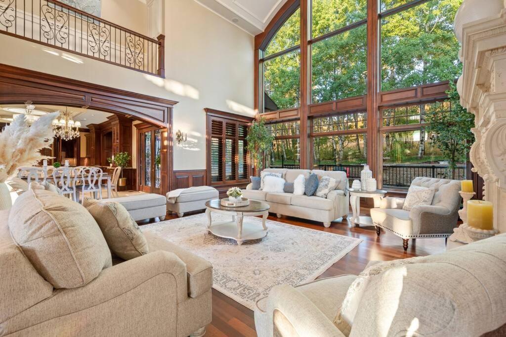 French Chateau W/Swim Spa & Theatre: 11,700 Sqft Calgary Luaran gambar