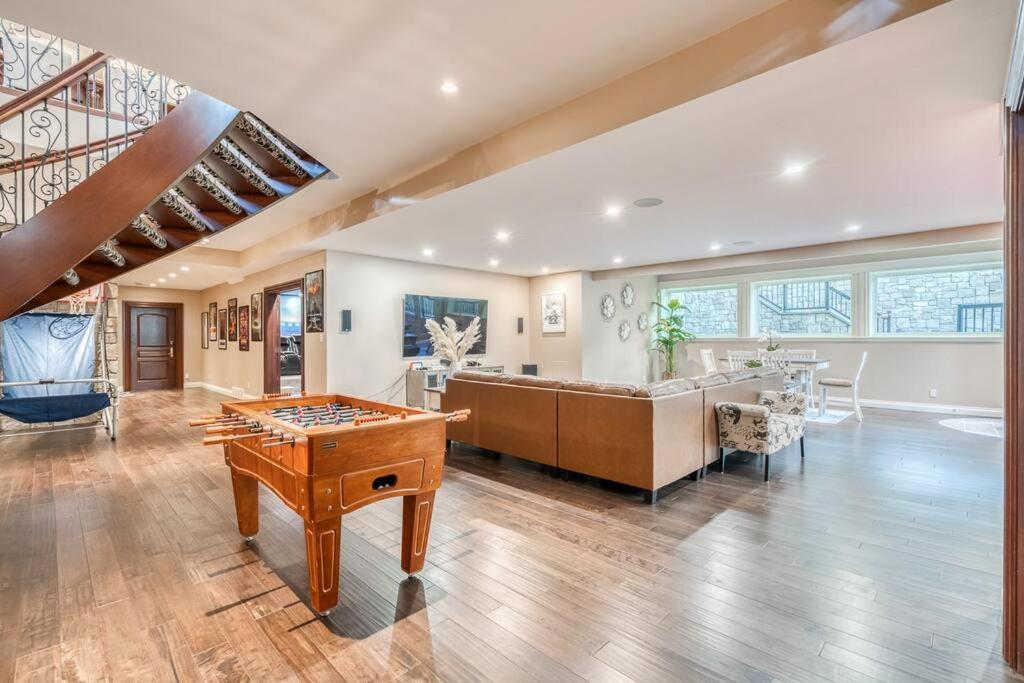 French Chateau W/Swim Spa & Theatre: 11,700 Sqft Calgary Luaran gambar