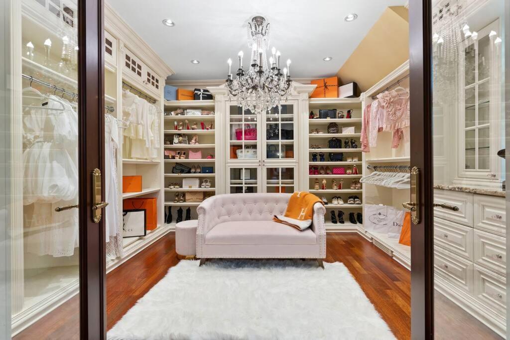 French Chateau W/Swim Spa & Theatre: 11,700 Sqft Calgary Luaran gambar