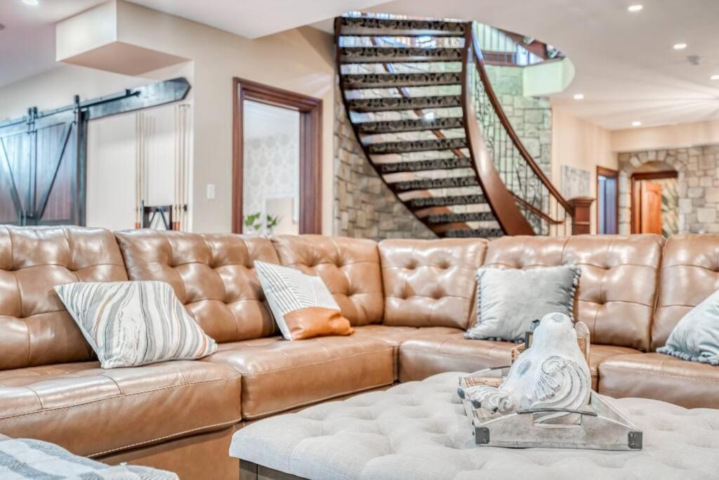French Chateau W/Swim Spa & Theatre: 11,700 Sqft Calgary Luaran gambar