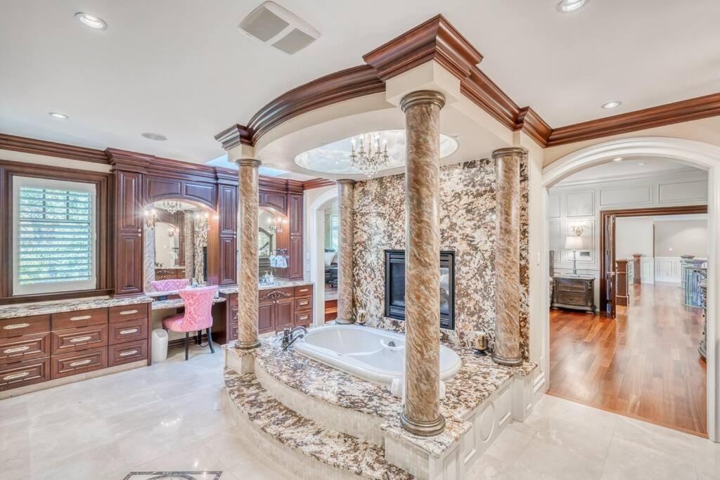 French Chateau W/Swim Spa & Theatre: 11,700 Sqft Calgary Luaran gambar