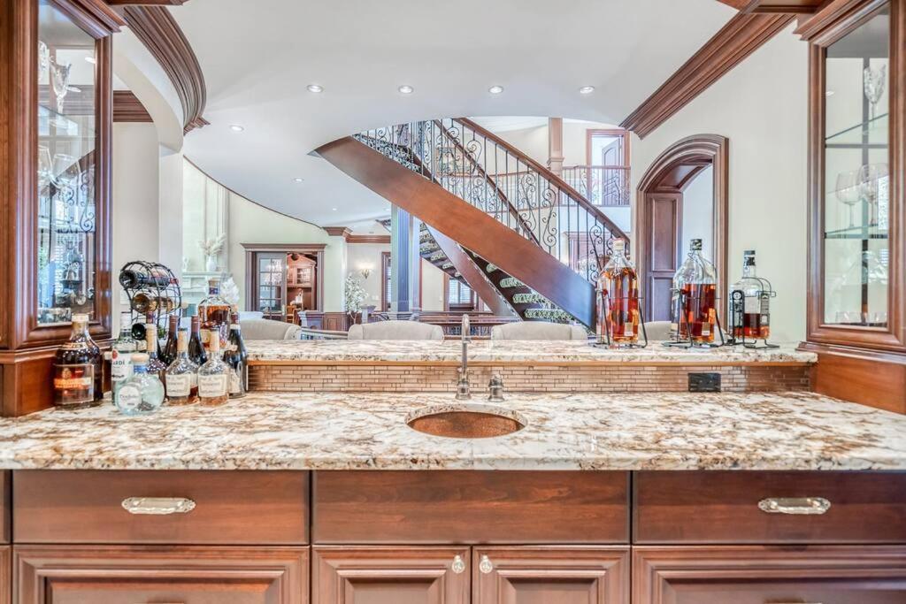 French Chateau W/Swim Spa & Theatre: 11,700 Sqft Calgary Luaran gambar