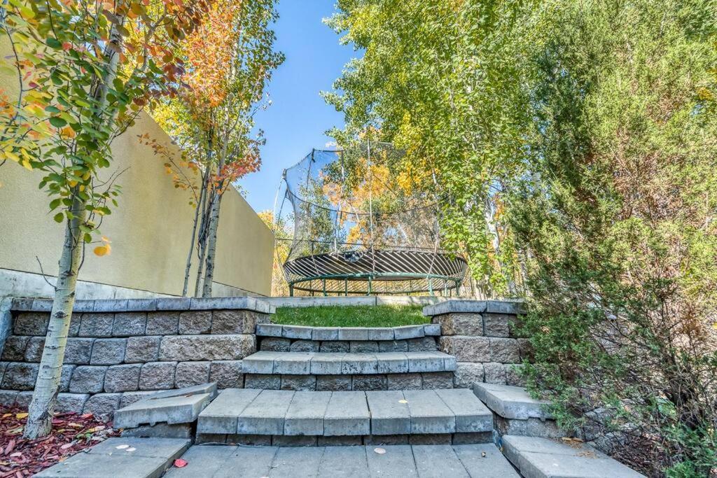 French Chateau W/Swim Spa & Theatre: 11,700 Sqft Calgary Luaran gambar