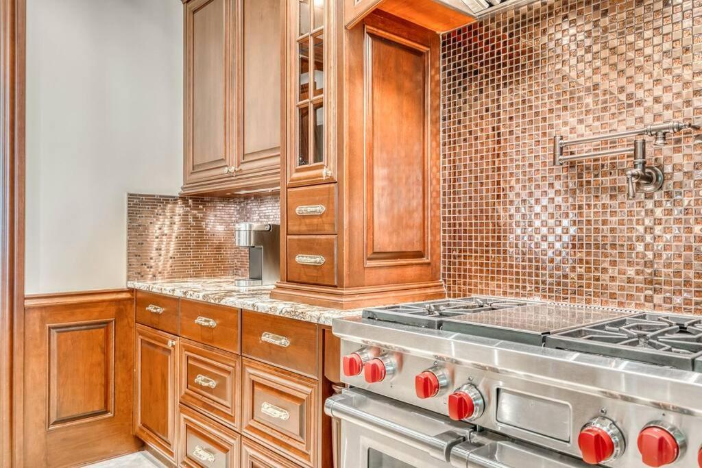 French Chateau W/Swim Spa & Theatre: 11,700 Sqft Calgary Luaran gambar