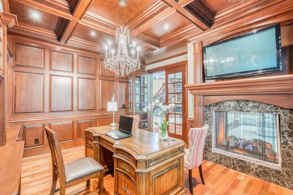 French Chateau W/Swim Spa & Theatre: 11,700 Sqft Calgary Luaran gambar