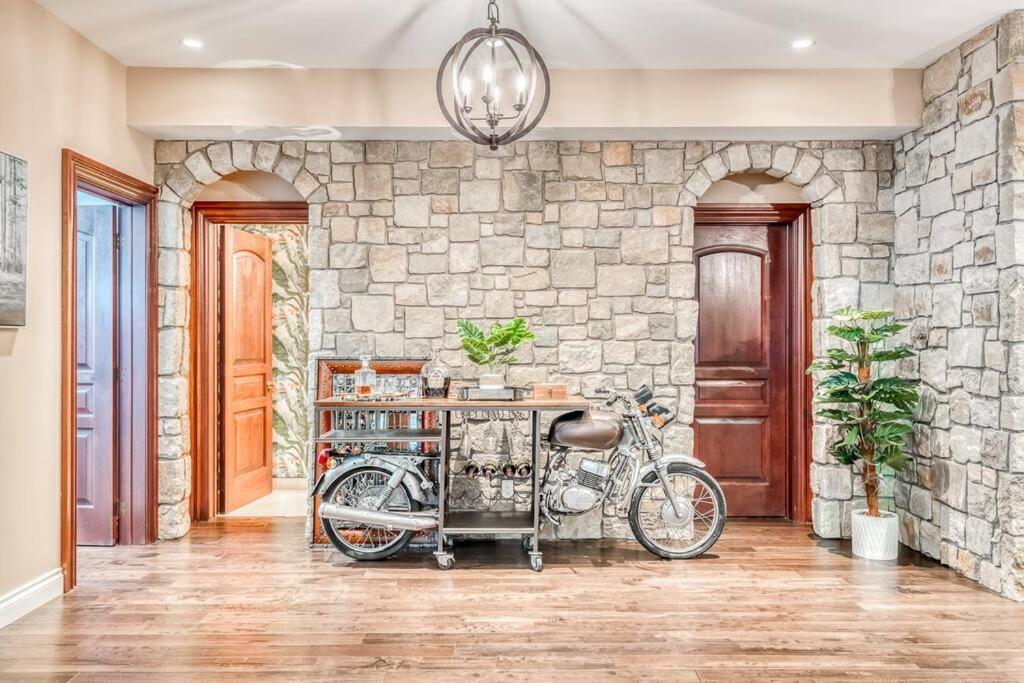 French Chateau W/Swim Spa & Theatre: 11,700 Sqft Calgary Luaran gambar