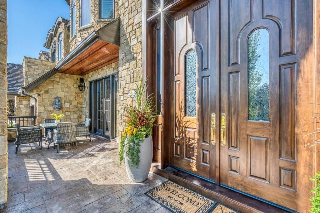 French Chateau W/Swim Spa & Theatre: 11,700 Sqft Calgary Luaran gambar