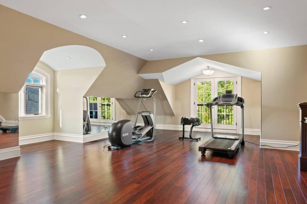 French Chateau W/Swim Spa & Theatre: 11,700 Sqft Calgary Luaran gambar