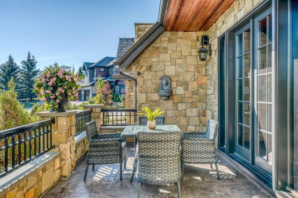 French Chateau W/Swim Spa & Theatre: 11,700 Sqft Calgary Luaran gambar