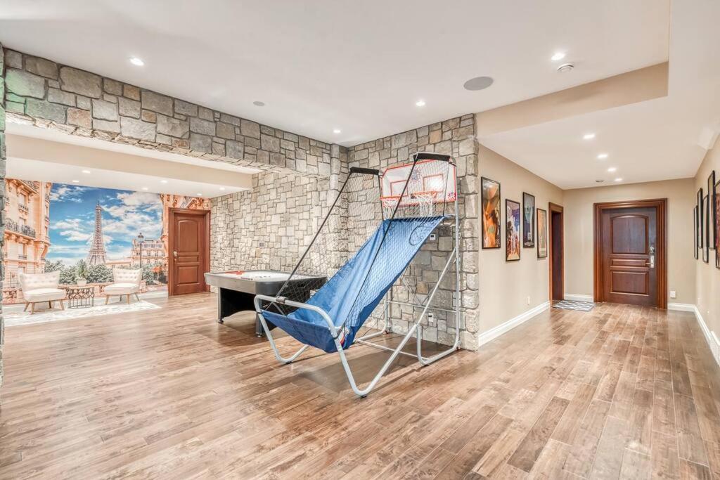 French Chateau W/Swim Spa & Theatre: 11,700 Sqft Calgary Luaran gambar