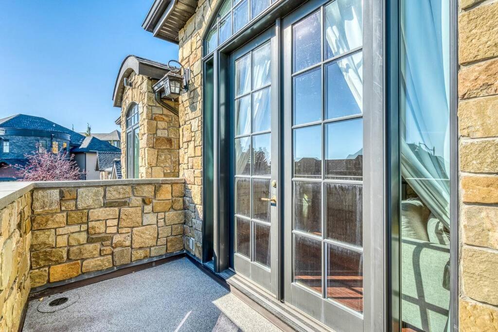 French Chateau W/Swim Spa & Theatre: 11,700 Sqft Calgary Luaran gambar