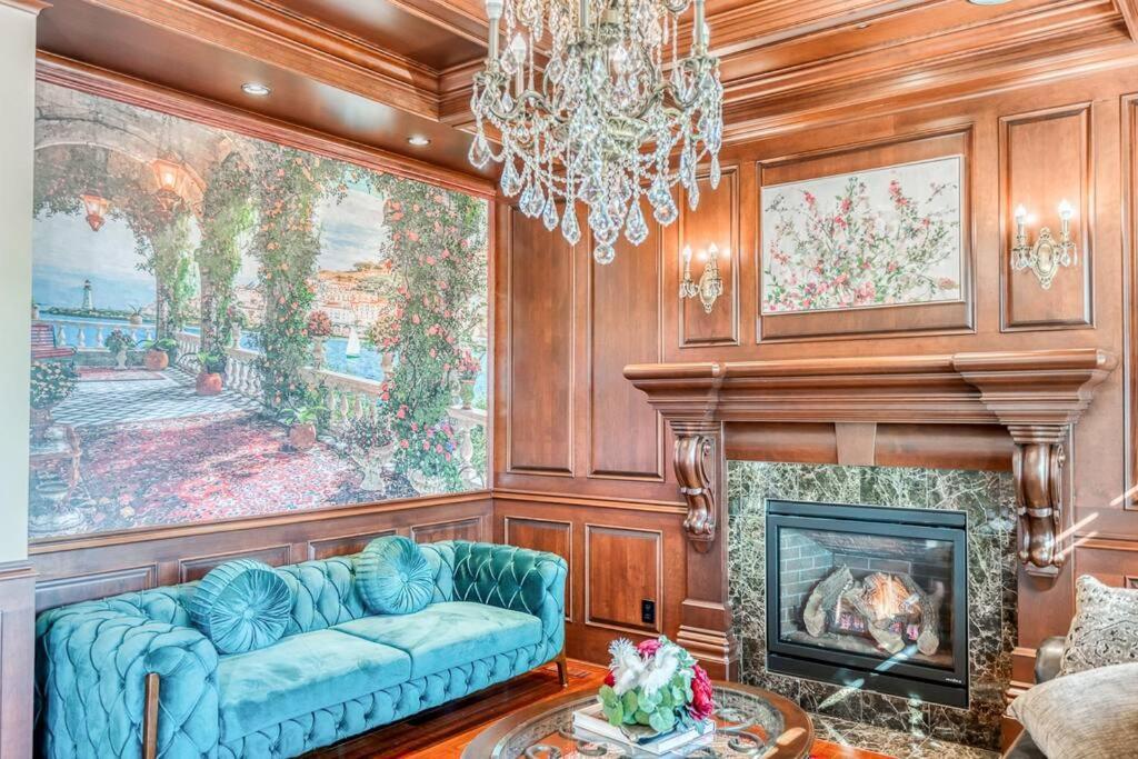 French Chateau W/Swim Spa & Theatre: 11,700 Sqft Calgary Luaran gambar