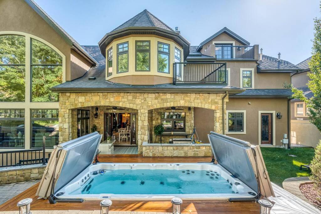 French Chateau W/Swim Spa & Theatre: 11,700 Sqft Calgary Luaran gambar