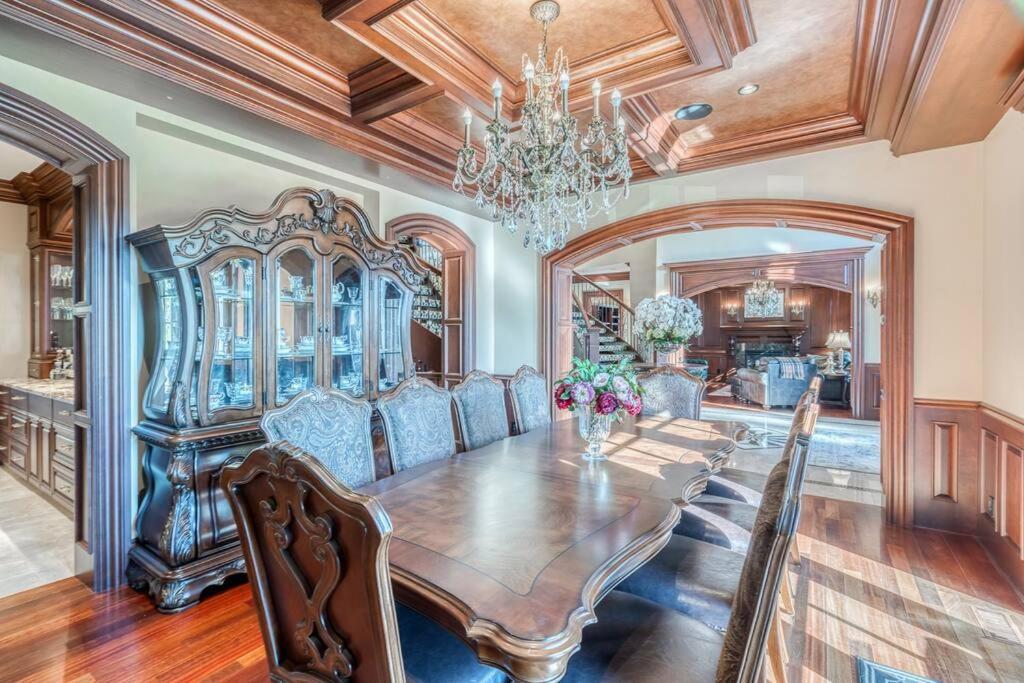 French Chateau W/Swim Spa & Theatre: 11,700 Sqft Calgary Luaran gambar