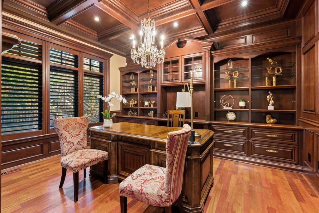 French Chateau W/Swim Spa & Theatre: 11,700 Sqft Calgary Luaran gambar