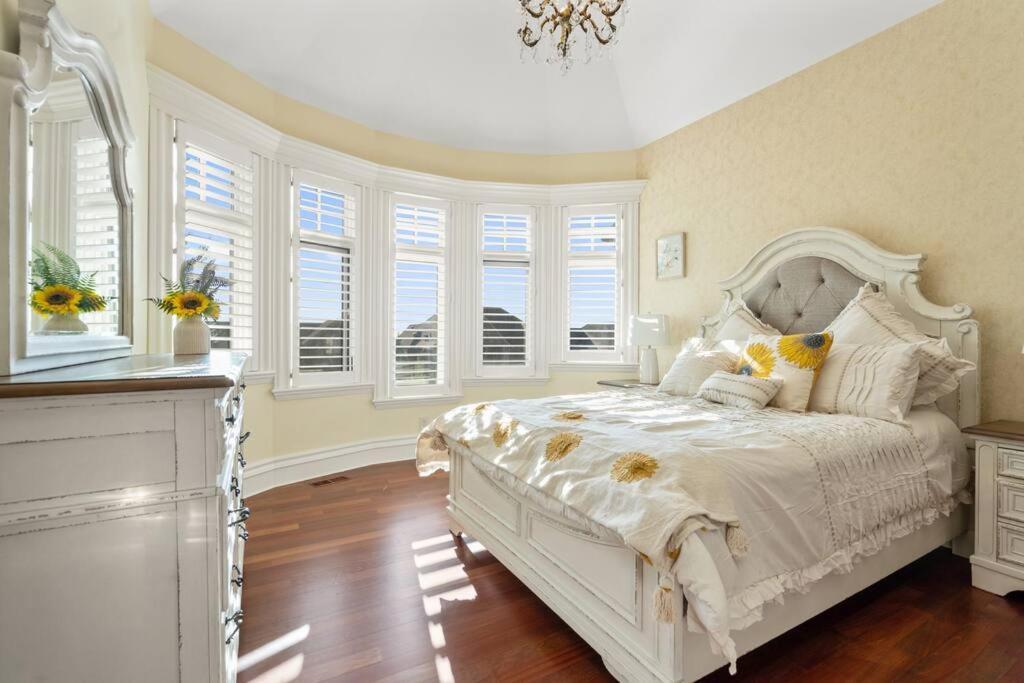 French Chateau W/Swim Spa & Theatre: 11,700 Sqft Calgary Luaran gambar