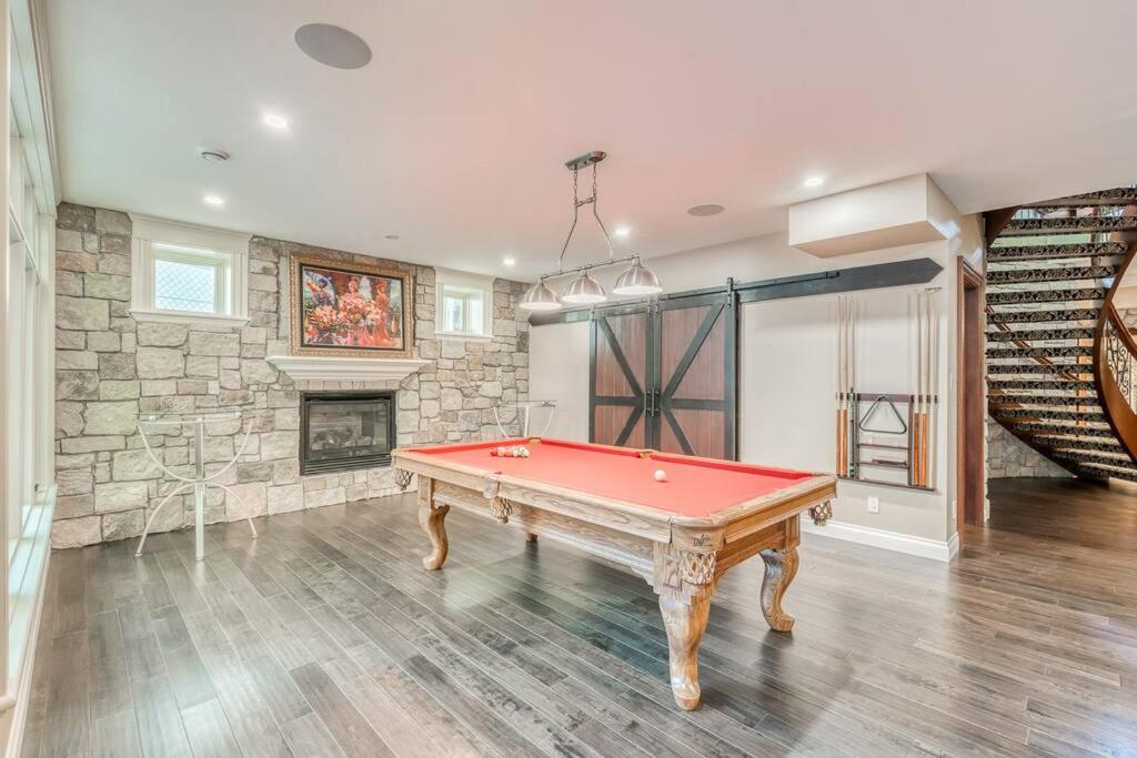 French Chateau W/Swim Spa & Theatre: 11,700 Sqft Calgary Luaran gambar