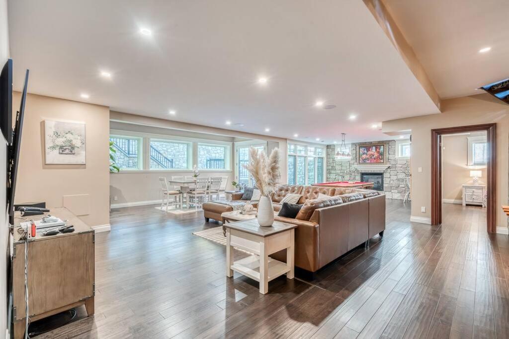 French Chateau W/Swim Spa & Theatre: 11,700 Sqft Calgary Luaran gambar