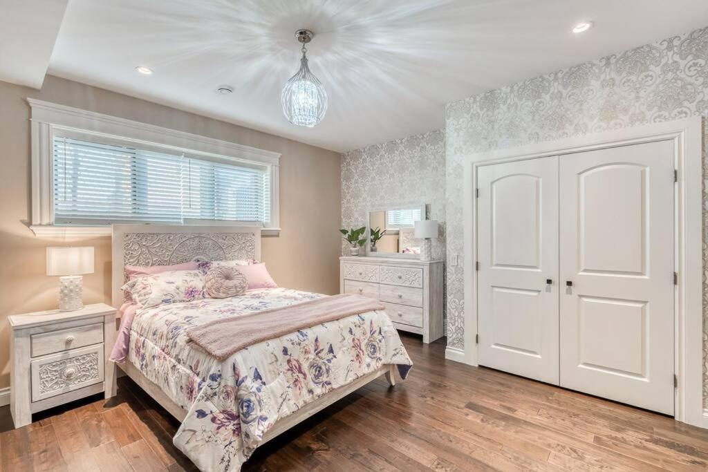 French Chateau W/Swim Spa & Theatre: 11,700 Sqft Calgary Luaran gambar