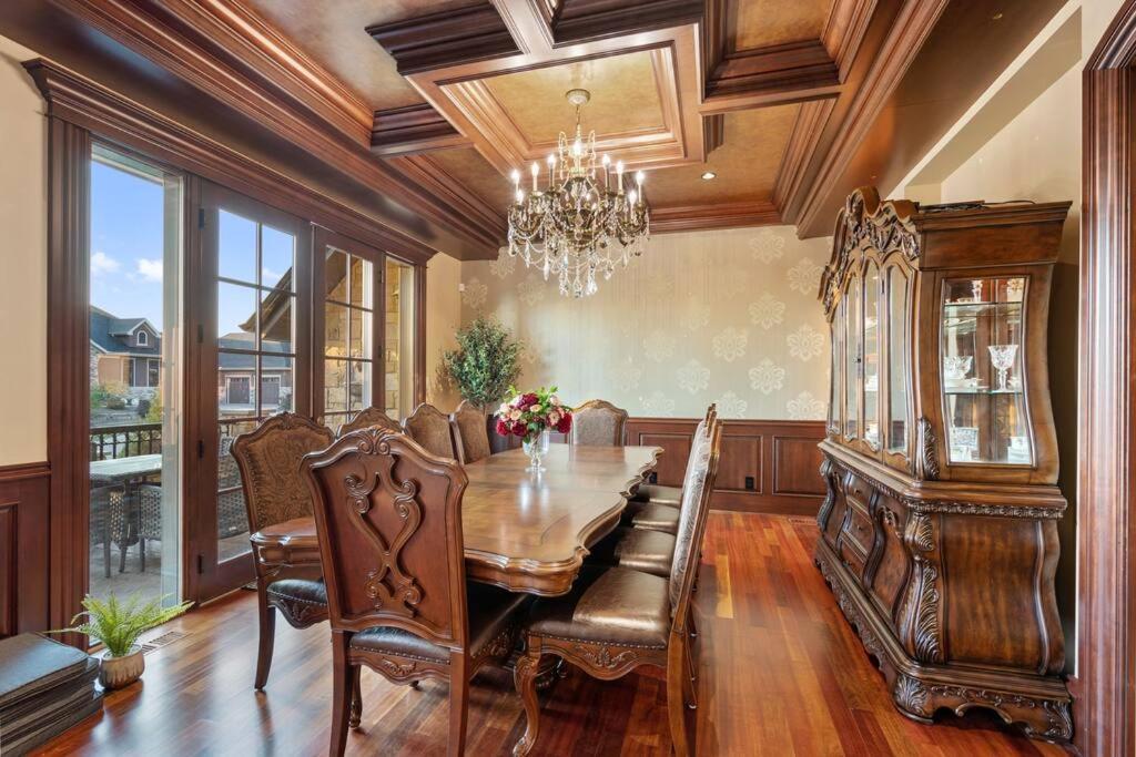 French Chateau W/Swim Spa & Theatre: 11,700 Sqft Calgary Luaran gambar