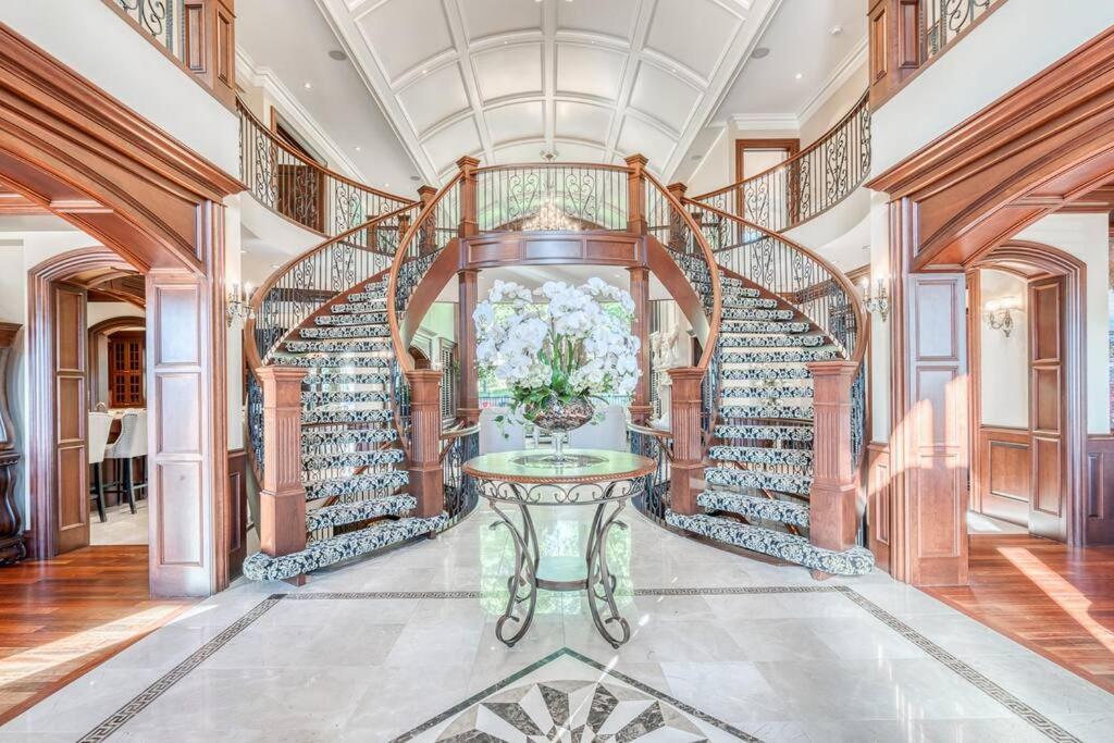 French Chateau W/Swim Spa & Theatre: 11,700 Sqft Calgary Luaran gambar
